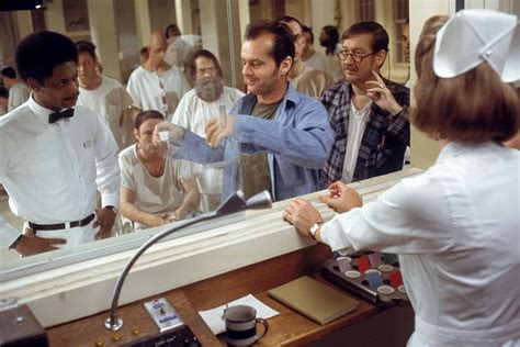 One Flew Over the Cuckoo's Nest -  Eine tragische Komödie über die Rebellion gegen Autoritäten und die Suche nach individueller Freiheit! 