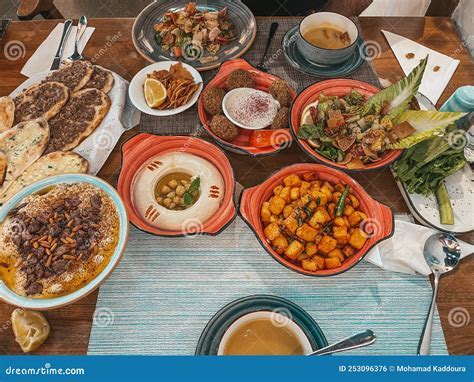 What is Persian Food: A Culinary Journey Through Time and Taste