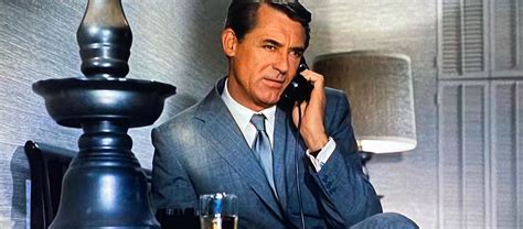 Warum sollte man sich North by Northwest ansehen?  Eine Geschichte voller Intrigen und Verwirrung mit Cary Grant!